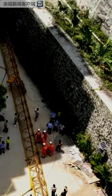 突发丨海南一在建工地塔吊拆除时倒塌，致4死、多车被砸！_1