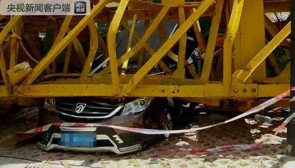 突发丨海南一在建工地塔吊拆除时倒塌，致4死、多车被砸！_3