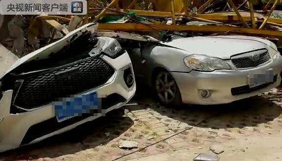 突发丨海南一在建工地塔吊拆除时倒塌，致4死、多车被砸！_4