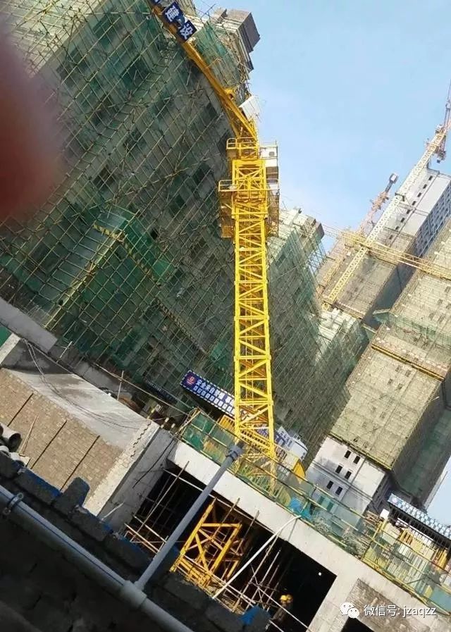 此地10天内连续2起塔吊倒塌，事故如此频发是何故？_2