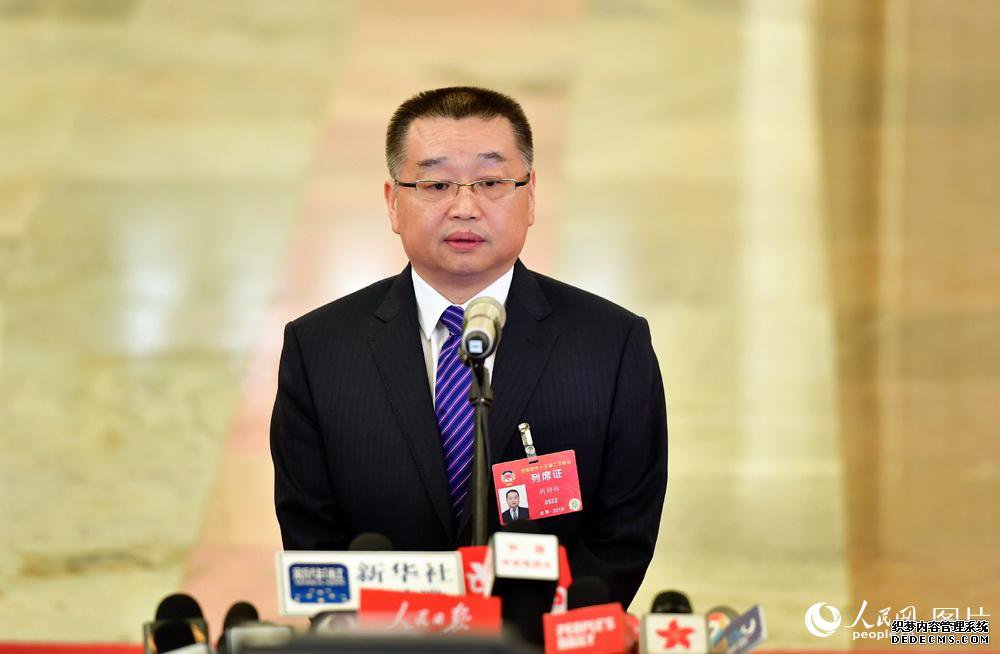 国家医疗保障局局长胡静林接受记者采访。