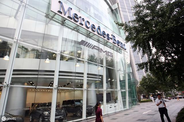 “奔驰事件”蝴蝶效应：1.5万汽车金融服务费，捅了万亿产业窟窿