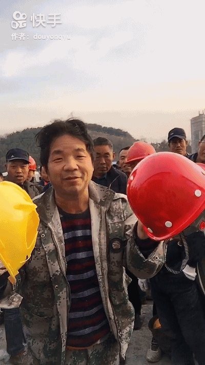工人安全帽太脆被“领导帽”一撞就碎，拍摄者：结不结实没人管....
