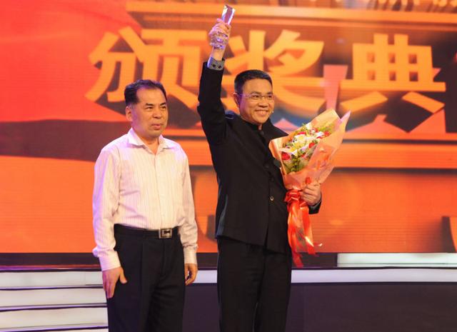 北大“屠夫”：3年分红近11亿，2亿给乡亲建别墅，今却不敢回老家