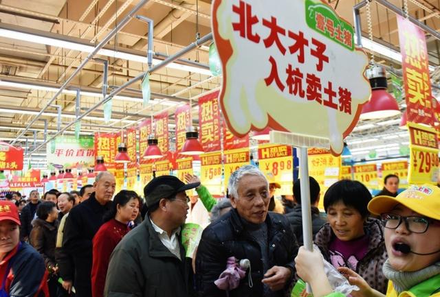 北大“屠夫”：3年分红近11亿，2亿给乡亲建别墅，今却不敢回老家