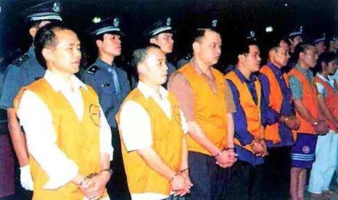 广西矿王黎东明去世：瞒报81死矿难，把记者逼到悬崖边，遭售货员白眼后买下整柜台皮鞋
