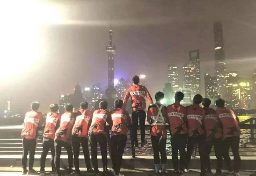 80后老师带11名毕业生骑行1800公里。校领导紧张，家长被气住院，有人流泪开车跟几公里