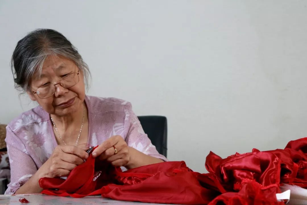 工人正在加工制作情趣内衣