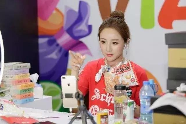一晚能赚一套房！征服马云，碾压李佳琦，她是中国最会赚钱的网红