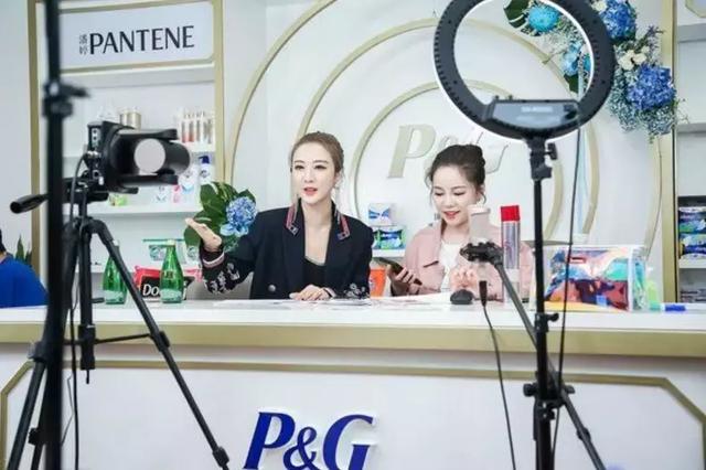 一晚能赚一套房！征服马云，碾压李佳琦，她是中国最会赚钱的网红