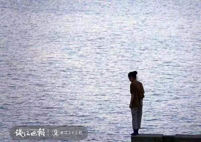 一张照片刷爆朋友圈！这一伸手，就是生与死的距离