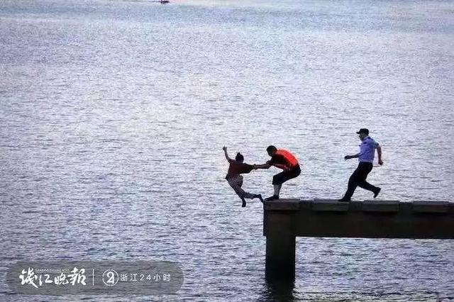 一张照片刷爆朋友圈！这一伸手，就是生与死的距离