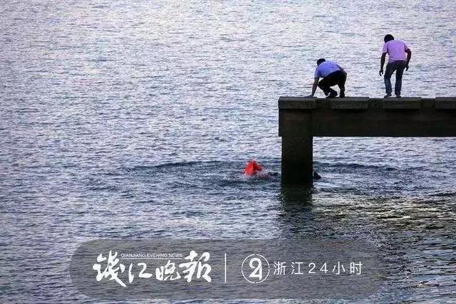 一张照片刷爆朋友圈！这一伸手，就是生与死的距离