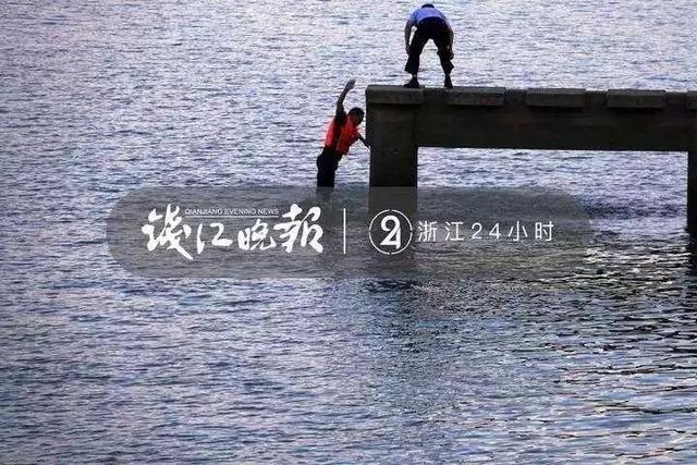 一张照片刷爆朋友圈！这一伸手，就是生与死的距离
