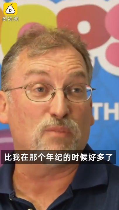 母亲也辞了职，帮助打理她的妆发和行程，父亲也成为了她的顾问，协助这位年轻的亿万富翁，