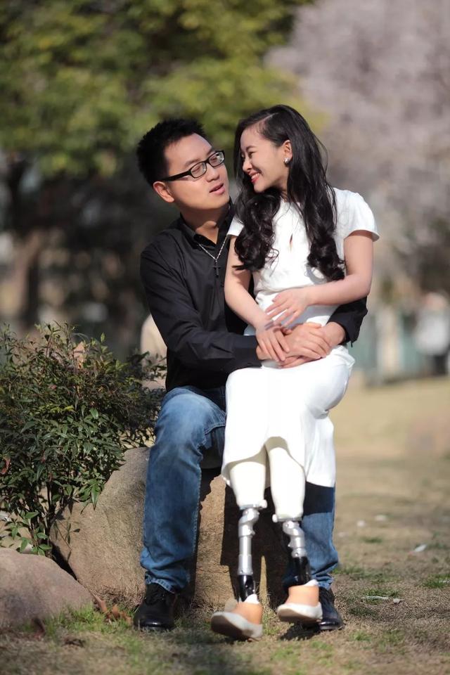 她在汶川地震中失去双腿及女儿，6年后再嫁华裔学霸，收获一对儿女，爱情让她重生