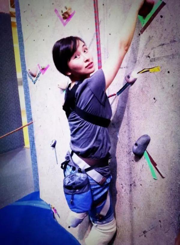 她在汶川地震中失去双腿及女儿，6年后再嫁华裔学霸，收获一对儿女，爱情让她重生