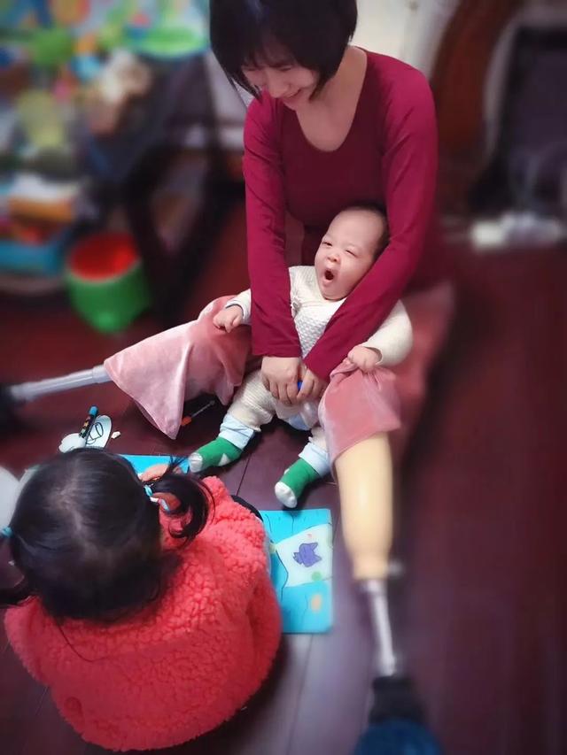 她在汶川地震中失去双腿及女儿，6年后再嫁华裔学霸，收获一对儿女，爱情让她重生