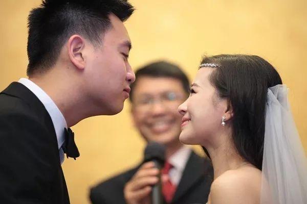 她在汶川地震中失去双腿及女儿，6年后再嫁华裔学霸，收获一对儿女，爱情让她重生