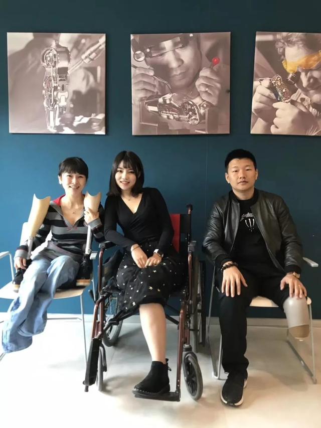 她在汶川地震中失去双腿及女儿，6年后再嫁华裔学霸，收获一对儿女，爱情让她重生