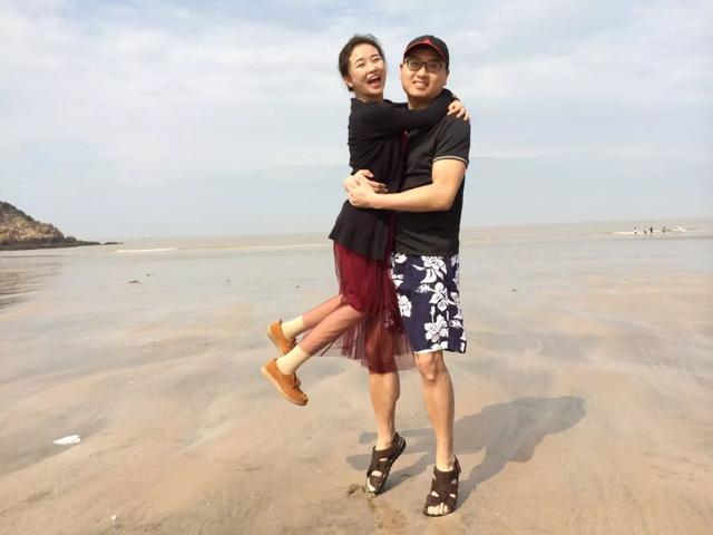 她在汶川地震中失去双腿及女儿，6年后再嫁华裔学霸，收获一对儿女，爱情让她重生