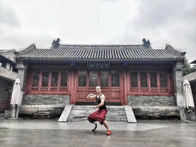 她在汶川地震中失去双腿及女儿，6年后再嫁华裔学霸，收获一对儿女，爱情让她重生