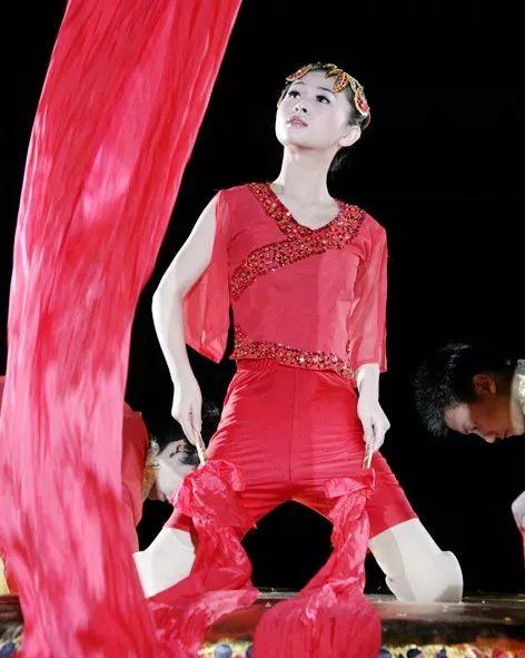 她在汶川地震中失去双腿及女儿，6年后再嫁华裔学霸，收获一对儿女，爱情让她重生