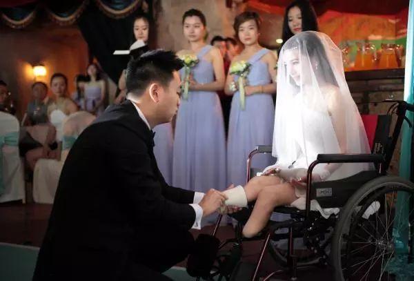 她在汶川地震中失去双腿及女儿，6年后再嫁华裔学霸，收获一对儿女，爱情让她重生