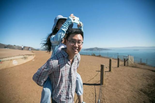 她在汶川地震中失去双腿及女儿，6年后再嫁华裔学霸，收获一对儿女，爱情让她重生