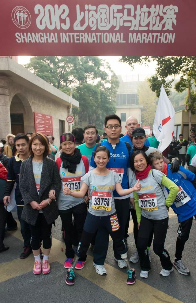 她在汶川地震中失去双腿及女儿，6年后再嫁华裔学霸，收获一对儿女，爱情让她重生
