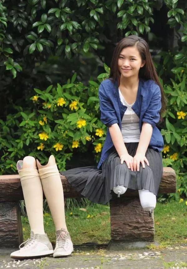她在汶川地震中失去双腿及女儿，6年后再嫁华裔学霸，收获一对儿女，爱情让她重生