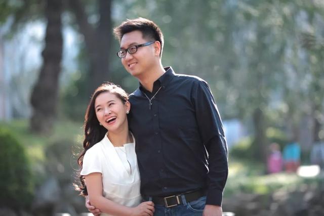 她在汶川地震中失去双腿及女儿，6年后再嫁华裔学霸，收获一对儿女，爱情让她重生