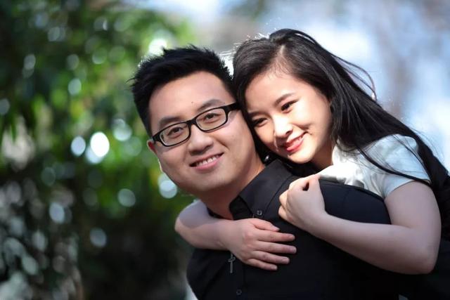 她在汶川地震中失去双腿及女儿，6年后再嫁华裔学霸，收获一对儿女，爱情让她重生