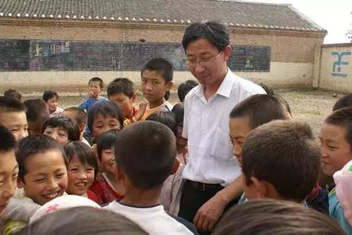 泪目！陪我们长大的希望工程，原来悄悄埋了这么多硬核彩蛋