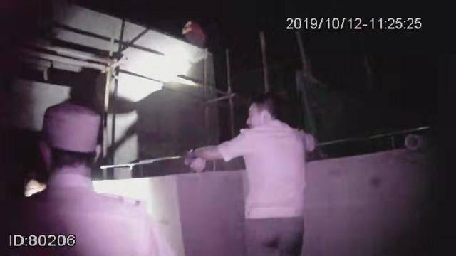 中秋节前添“堵”以“跳楼”方式讨要工程款，两名小老板被行拘