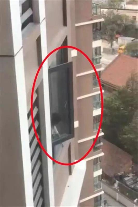 女童探出18楼窗外数小时，妈妈还拒绝撬锁救助…