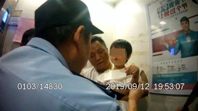女童探出18楼窗外数小时，妈妈还拒绝撬锁救助…