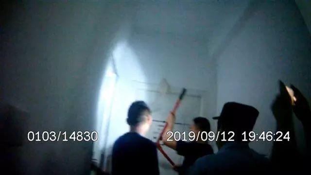 女童探出18楼窗外数小时，妈妈还拒绝撬锁救助…