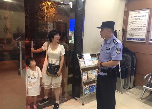 女童探出18楼窗外数小时，妈妈还拒绝撬锁救助…