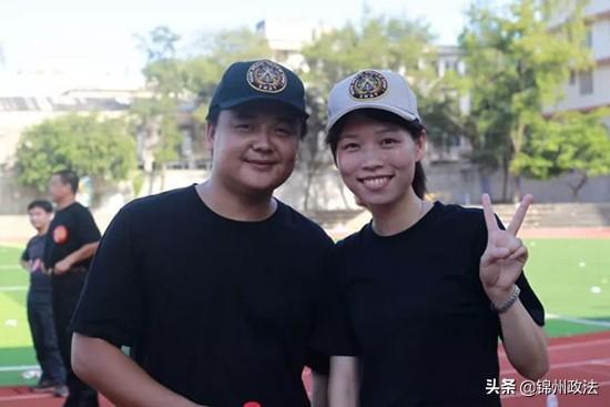 把警服穿成“情侣装”的人真靓
