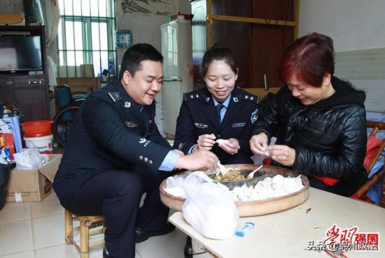 把警服穿成“情侣装”的人真靓