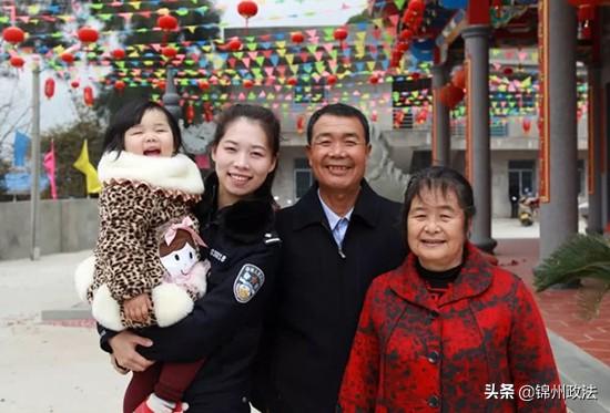 把警服穿成“情侣装”的人真靓