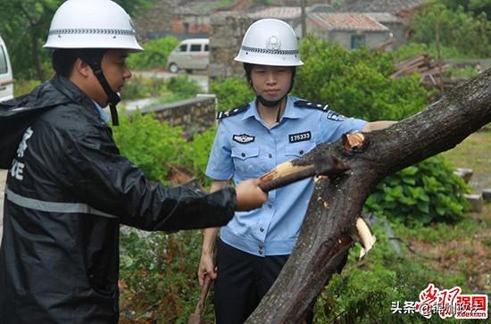 把警服穿成“情侣装”的人真靓