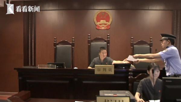 烧烤店遭霸座25人只点一根羊肉串，10余人被判刑