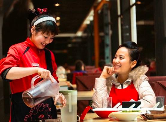 海底捞店长月入10万！服务员到店长只一年，却比考清华北大还难