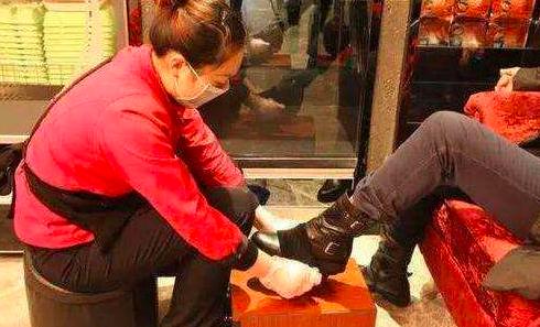 海底捞店长月入10万！服务员到店长只一年，却比考清华北大还难