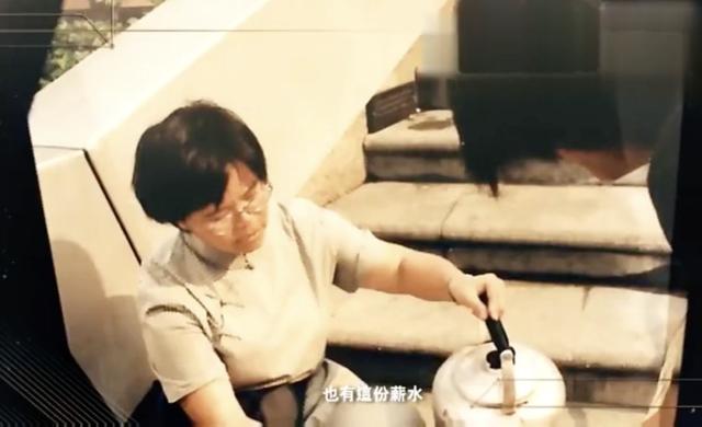 她是香港最牛茶水工，端茶送水30年让成龙、刘德华都爱她