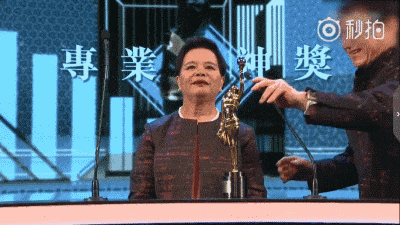 她是香港最牛茶水工，端茶送水30年让成龙、刘德华都爱她