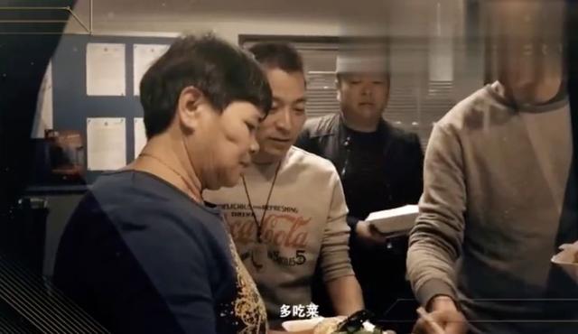 她是香港最牛茶水工，端茶送水30年让成龙、刘德华都爱她