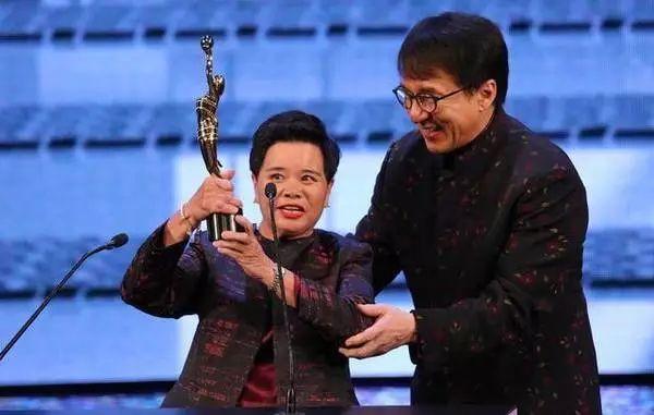 她是香港最牛茶水工，端茶送水30年让成龙、刘德华都爱她